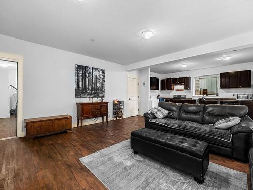 8774 Badger Drive, Kamloops, BC - Indoor Photo Showing Living Room