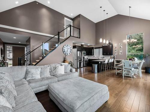 8774 Badger Drive, Kamloops, BC - Indoor Photo Showing Living Room