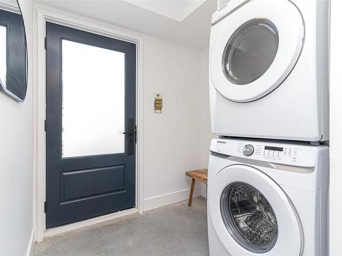 1-230 Wilson St, Victoria, BC - Indoor Photo Showing Laundry Room