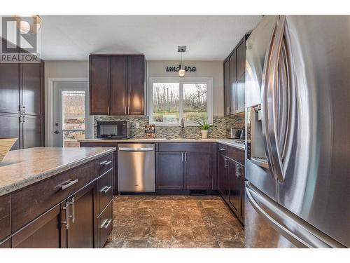 842 Mckenzie Road, Kelowna, BC - Indoor Photo Showing Kitchen With Upgraded Kitchen