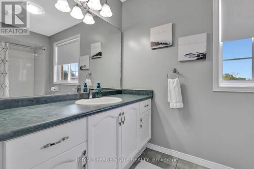 30 Philomena Drive, Hamilton, ON - Indoor Photo Showing Bathroom