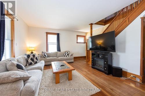 22461 Dundonald Road, Southwest Middlesex (Glencoe), ON - Indoor Photo Showing Living Room