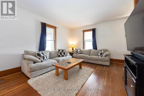 22461 Dundonald Road, Southwest Middlesex (Glencoe), ON - Indoor Photo Showing Living Room