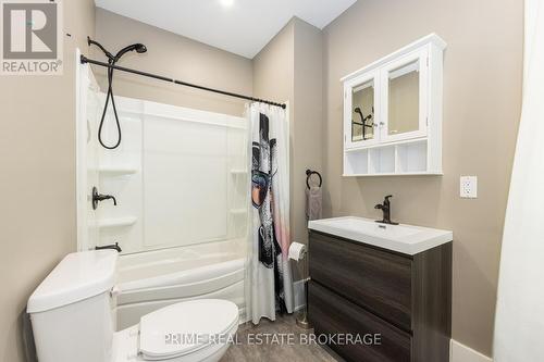 22461 Dundonald Road, Southwest Middlesex (Glencoe), ON - Indoor Photo Showing Bathroom