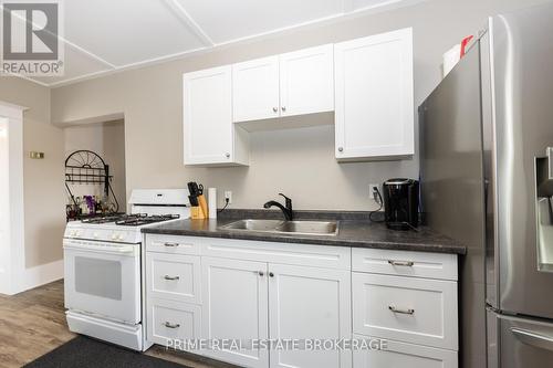 22461 Dundonald Road, Southwest Middlesex (Glencoe), ON - Indoor Photo Showing Kitchen With Double Sink