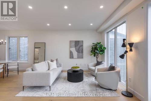 2082 Saddlerock Avenue, London, ON - Indoor Photo Showing Living Room