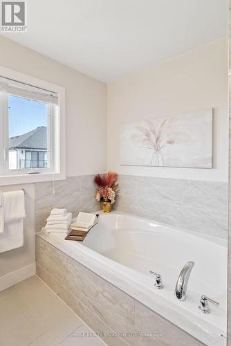 1552 Sandridge Avenue, London, ON - Indoor Photo Showing Bathroom