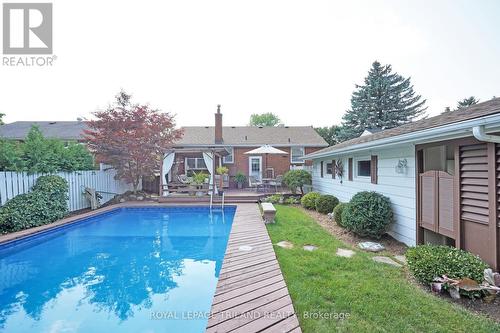 442 Beatrice Street, London, ON - Outdoor With In Ground Pool