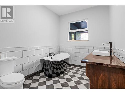 1009 Williams Gate Lane, Revelstoke, BC - Indoor Photo Showing Bathroom