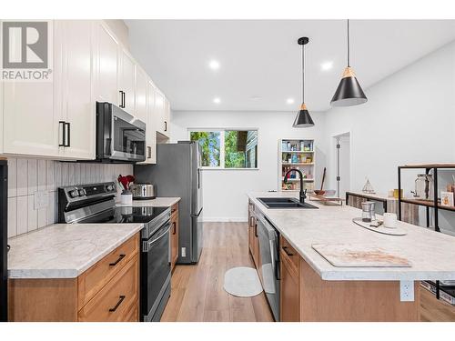 1009 Williams Gate Lane, Revelstoke, BC - Indoor Photo Showing Kitchen With Double Sink With Upgraded Kitchen