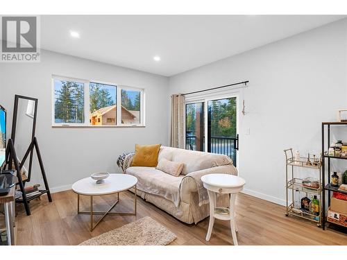 1009 Williams Gate Lane, Revelstoke, BC - Indoor Photo Showing Living Room