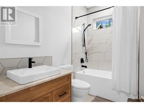 1009 Williams Gate Lane, Revelstoke, BC - Indoor Photo Showing Bathroom