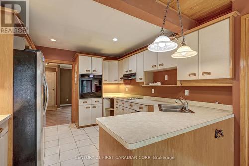 160 Millbank Drive, London, ON - Indoor Photo Showing Kitchen With Double Sink