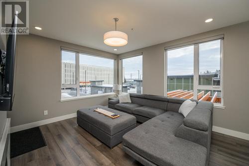 201 1087 6Th Avenue, Prince George, BC - Indoor Photo Showing Living Room