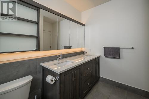 201 1087 6Th Avenue, Prince George, BC - Indoor Photo Showing Bathroom