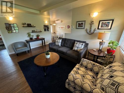 6155 12Th Street, Grand Forks, BC - Indoor Photo Showing Living Room