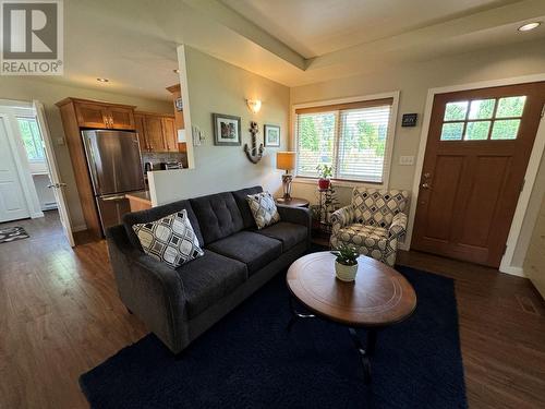 6155 12Th Street, Grand Forks, BC - Indoor Photo Showing Living Room