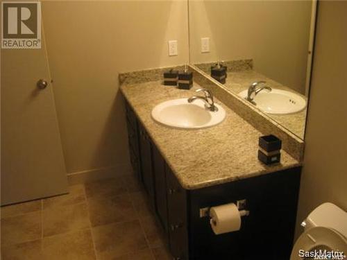 406 537 4Th Avenue N, Saskatoon, SK - Indoor Photo Showing Bathroom