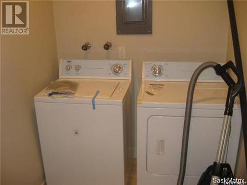 406 537 4Th Avenue N, Saskatoon, SK - Indoor Photo Showing Laundry Room