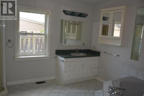 296 Barton Street, Hamilton (Stoney Creek), ON - Indoor Photo Showing Bathroom