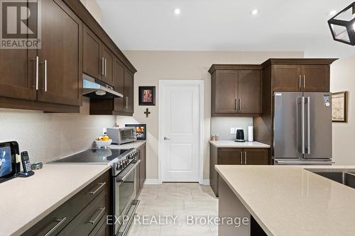 25 Andrew Lane, Thorold, ON - Indoor Photo Showing Kitchen With Stainless Steel Kitchen