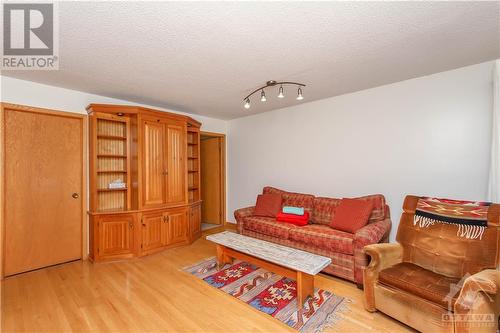 244 Tudor Place, Ottawa, ON - Indoor Photo Showing Living Room