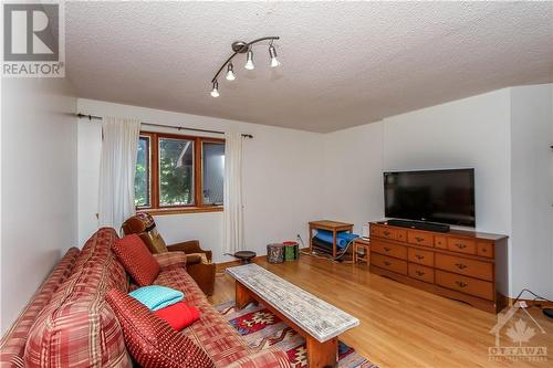 244 Tudor Place, Ottawa, ON - Indoor Photo Showing Living Room