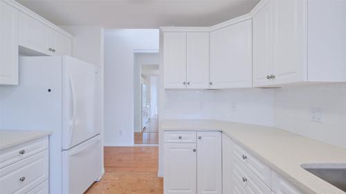 315-1962 Enterprise Way, Kelowna, BC - Indoor Photo Showing Kitchen