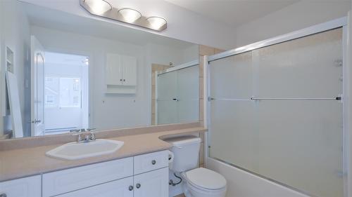 315-1962 Enterprise Way, Kelowna, BC - Indoor Photo Showing Bathroom