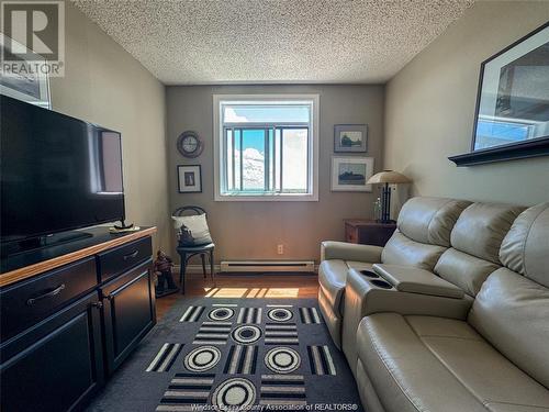 9099 Riverside Unit# 1320, Windsor, ON - Indoor Photo Showing Living Room