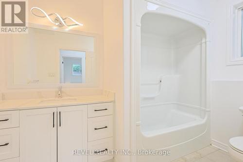 8414 Atack Court, Niagara Falls, ON - Indoor Photo Showing Bathroom