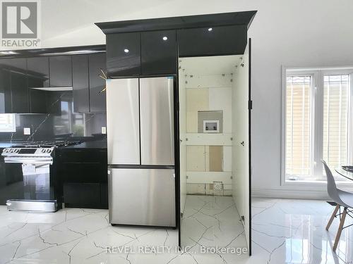 8414 Atack Court, Niagara Falls, ON - Indoor Photo Showing Kitchen