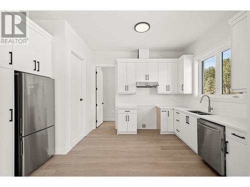 879 Loseth Drive, Kelowna, BC - Indoor Photo Showing Kitchen