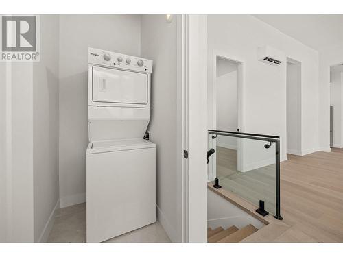 879 Loseth Drive, Kelowna, BC - Indoor Photo Showing Laundry Room