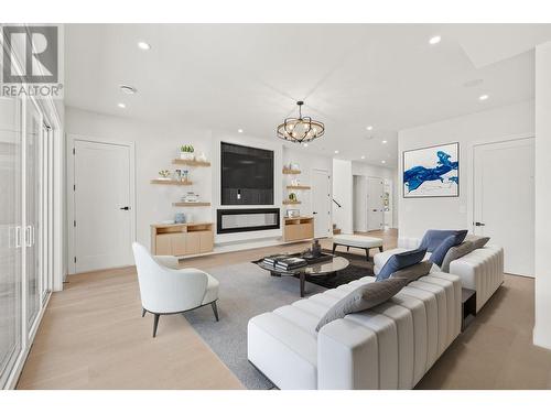 879 Loseth Drive, Kelowna, BC - Indoor Photo Showing Living Room