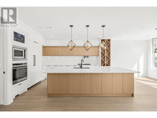 879 Loseth Drive, Kelowna, BC - Indoor Photo Showing Kitchen