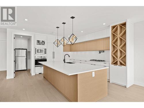 879 Loseth Drive, Kelowna, BC - Indoor Photo Showing Kitchen With Upgraded Kitchen