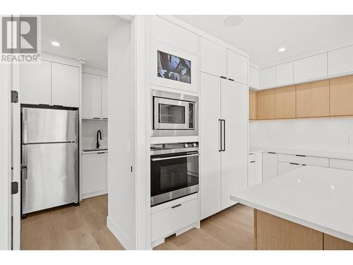 879 Loseth Drive, Kelowna, BC - Indoor Photo Showing Kitchen