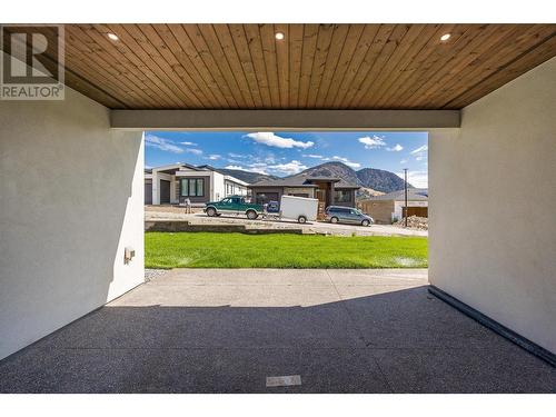 879 Loseth Drive, Kelowna, BC - Outdoor With Exterior