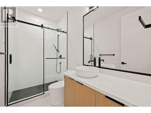 879 Loseth Drive, Kelowna, BC - Indoor Photo Showing Bathroom