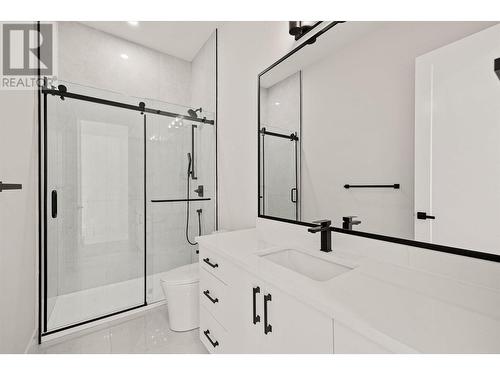 879 Loseth Drive, Kelowna, BC - Indoor Photo Showing Bathroom