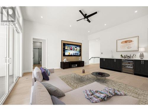 879 Loseth Drive, Kelowna, BC - Indoor Photo Showing Living Room