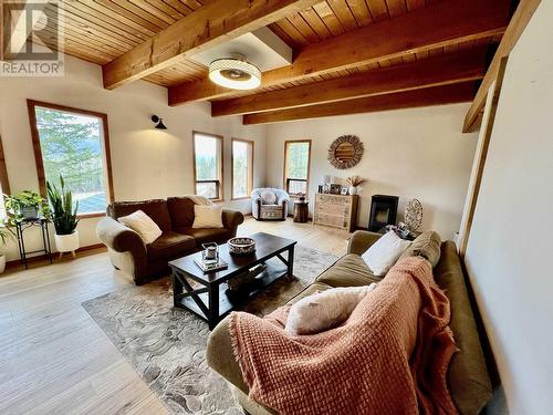 7220 Summit Road, Canim Lake, BC - Indoor Photo Showing Living Room