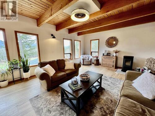 7220 Summit Road, Canim Lake, BC - Indoor Photo Showing Living Room