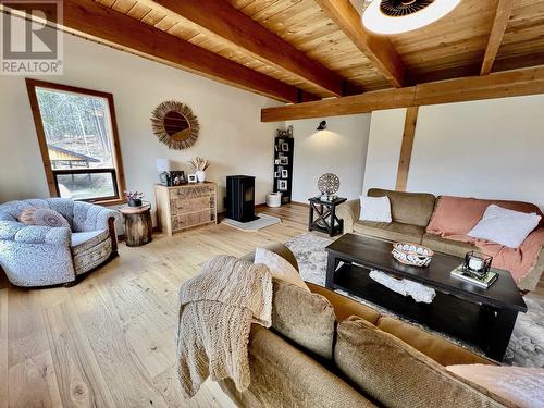 7220 Summit Road, Canim Lake, BC - Indoor Photo Showing Living Room