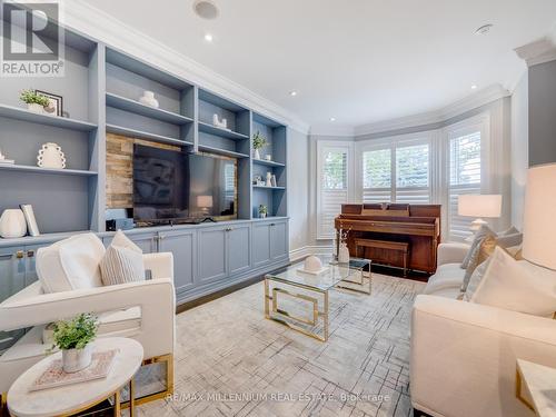 1050 Masters Green, Oakville (Glen Abbey), ON - Indoor Photo Showing Living Room