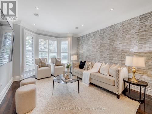 1050 Masters Green, Oakville (Glen Abbey), ON - Indoor Photo Showing Living Room