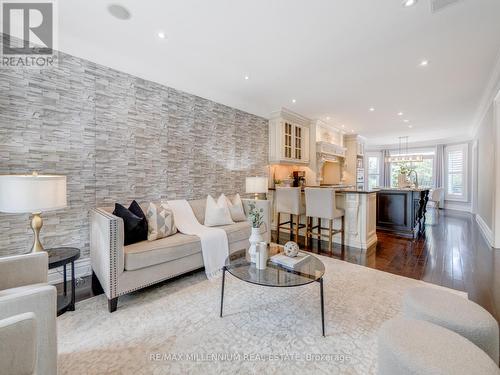 1050 Masters Green, Oakville (Glen Abbey), ON - Indoor Photo Showing Living Room