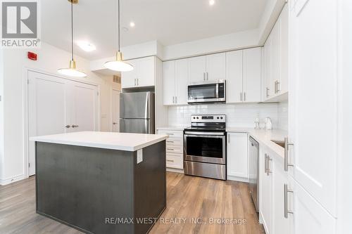 14 - 95 Eastwood Park Gardens, Toronto (Long Branch), ON - Indoor Photo Showing Kitchen With Upgraded Kitchen