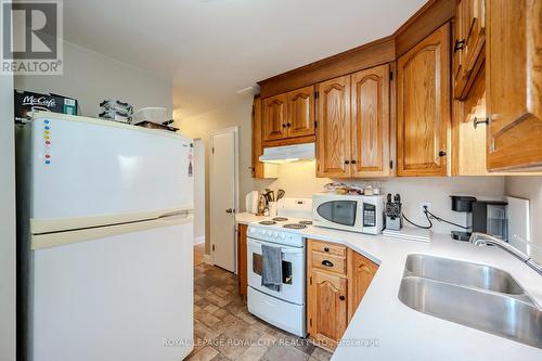 208 Delhi Street, Guelph (Waverley), ON - Indoor Photo Showing Kitchen With Double Sink